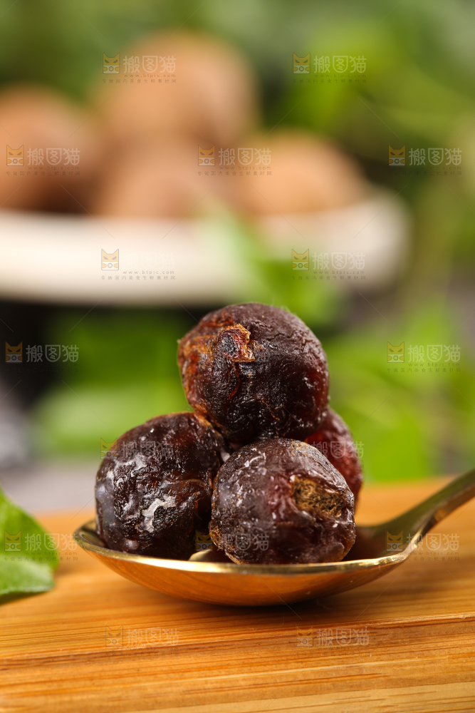 勺子里挖着干桂圆果肉