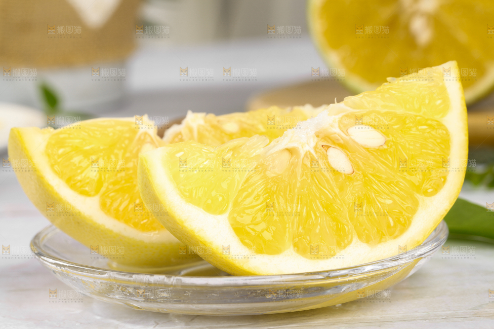 碟子里放着切开的黄金葡萄柚