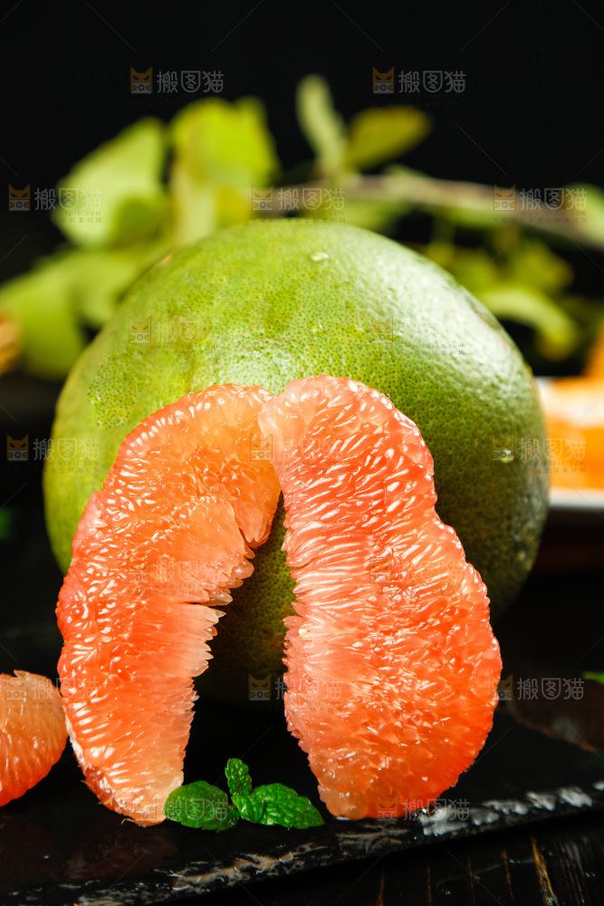 黑底上的泰国红心蜜柚果肉