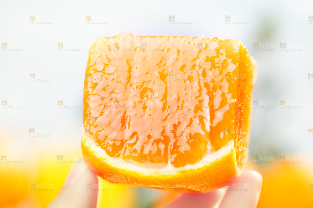 手上拿着爱媛果肉