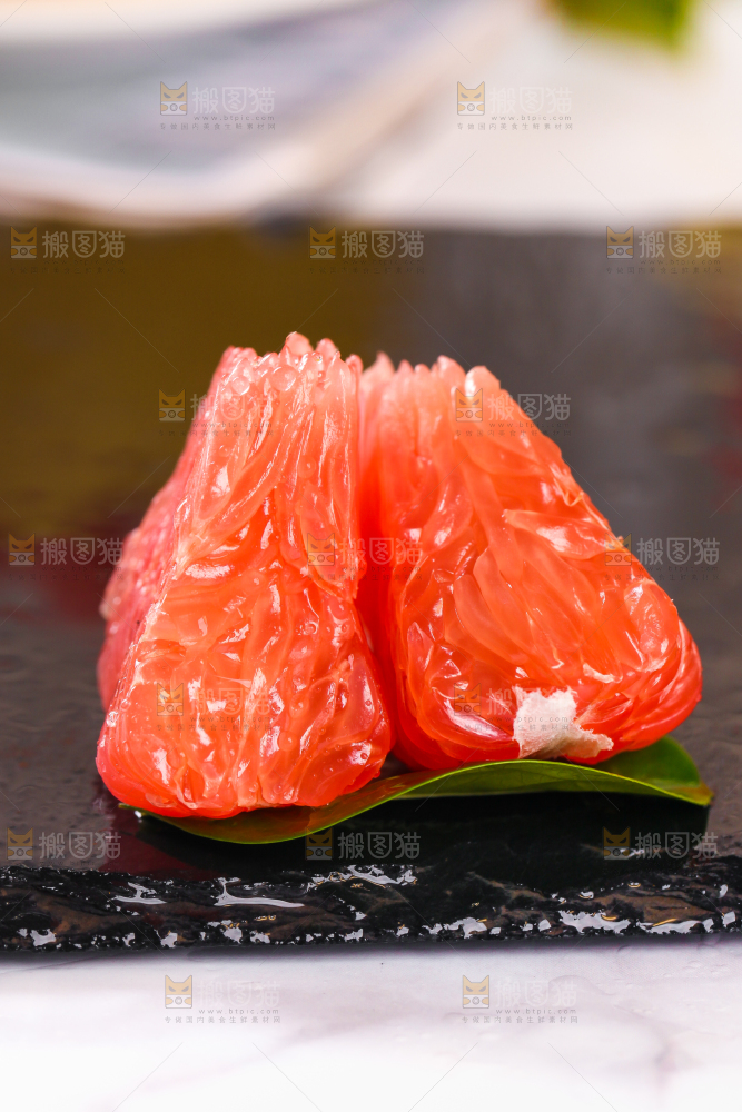 黑底上放着红心柚