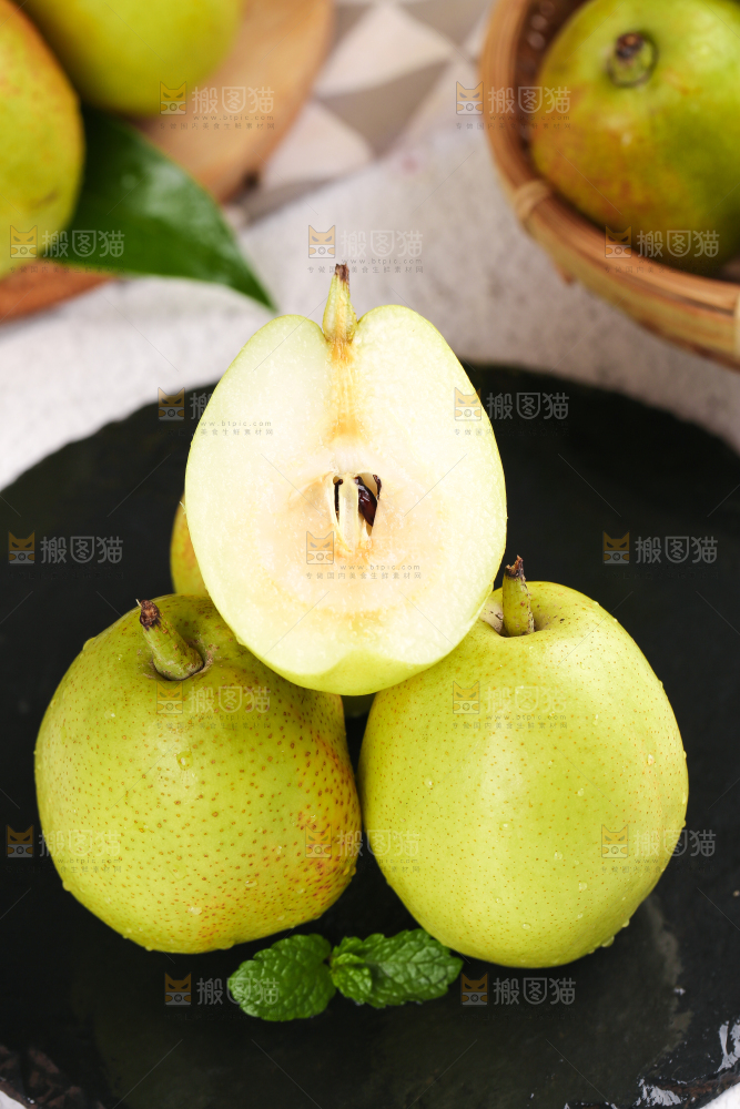 黑底上一堆新鲜库尔勒香梨