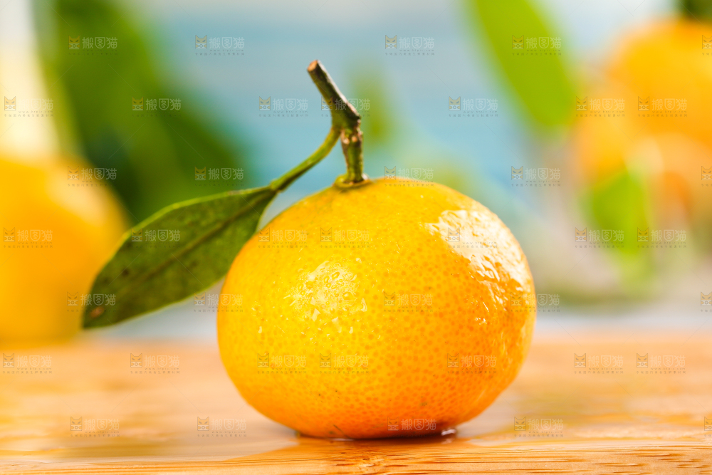 木板上放着蜜桔