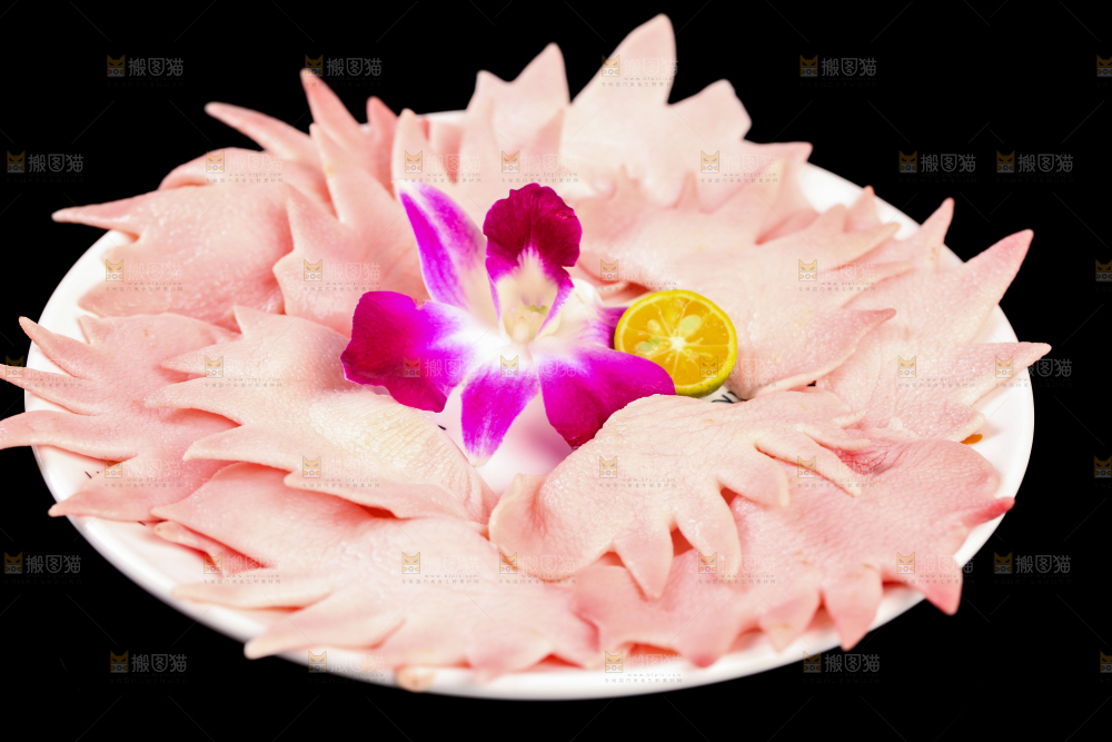 黑底上一盘新鲜鸡冠