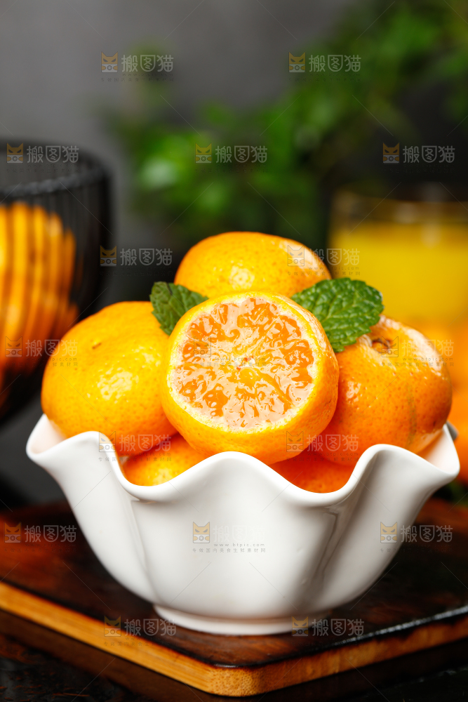 深底上放着一碗无籽砂糖橘
