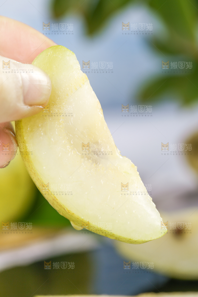 手上拿着香梨
