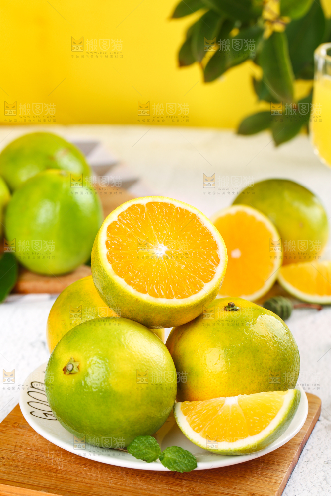 木板上放着一盘新鲜夏橙