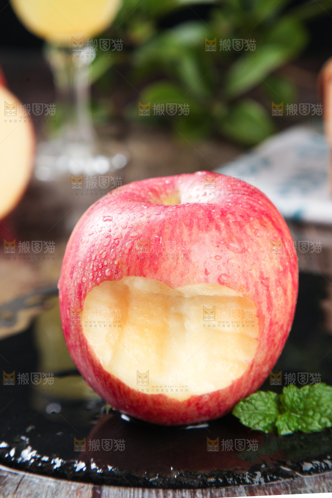 黑底上咬过的条纹苹果