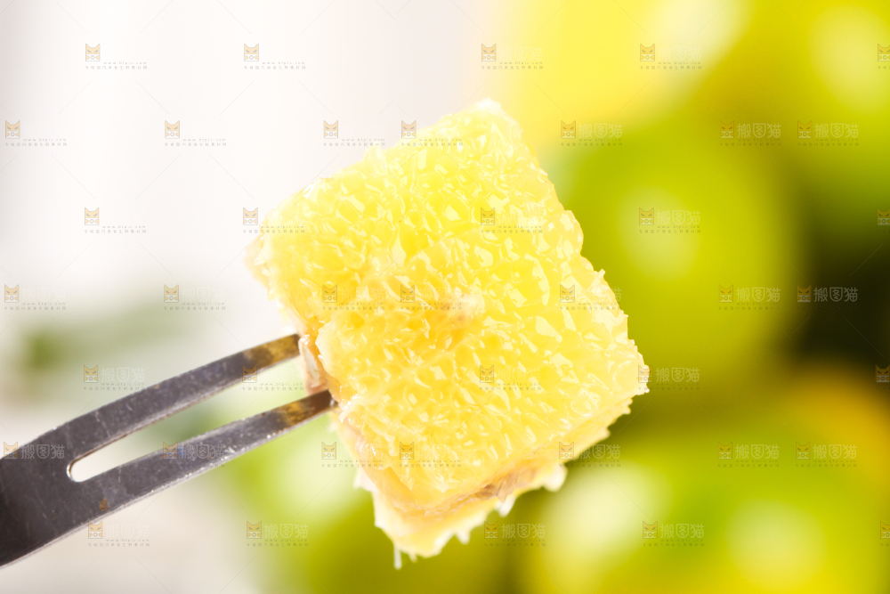叉子上插着贡柑果肉