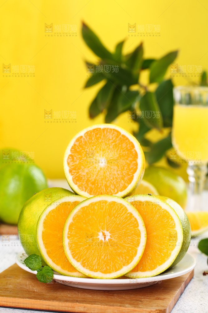 木板上放着一盘新鲜夏橙