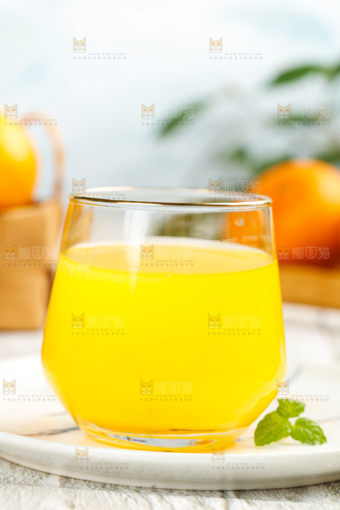盘子里放着一杯橙子汁