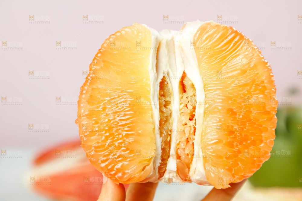 手上拿着金柚