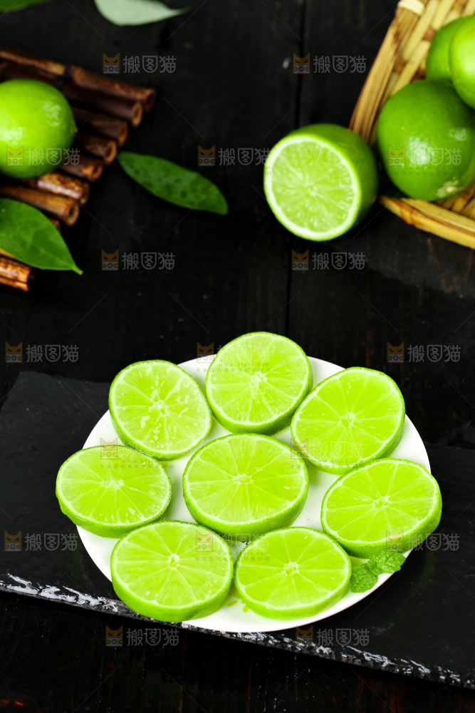 黑底上放着一盘青柠檬果肉