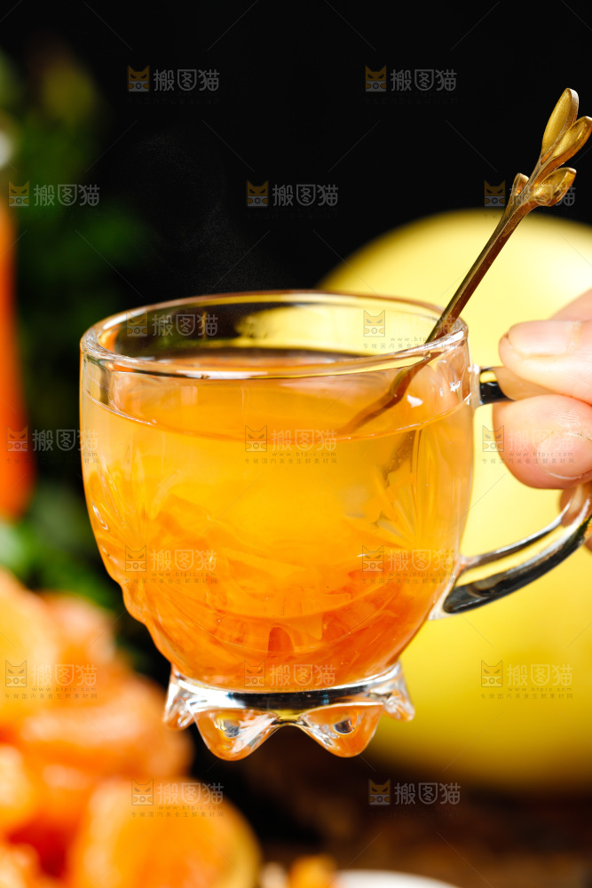 手上端着一杯蜜柚水