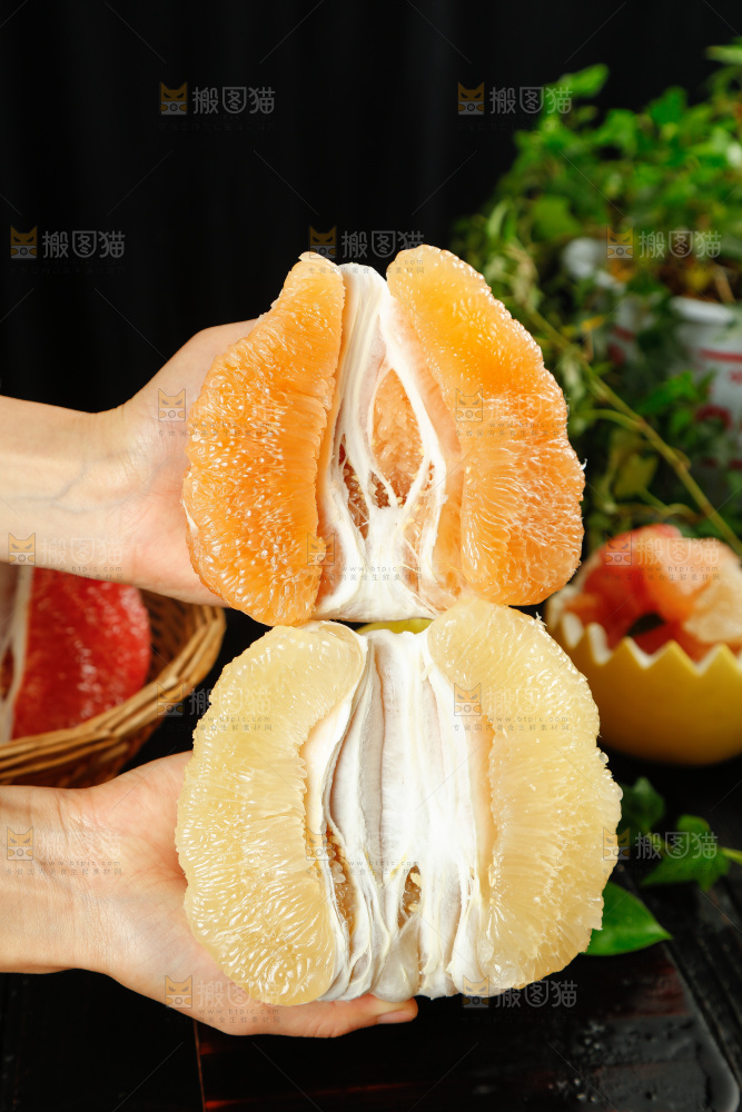 手上拿着蜜柚