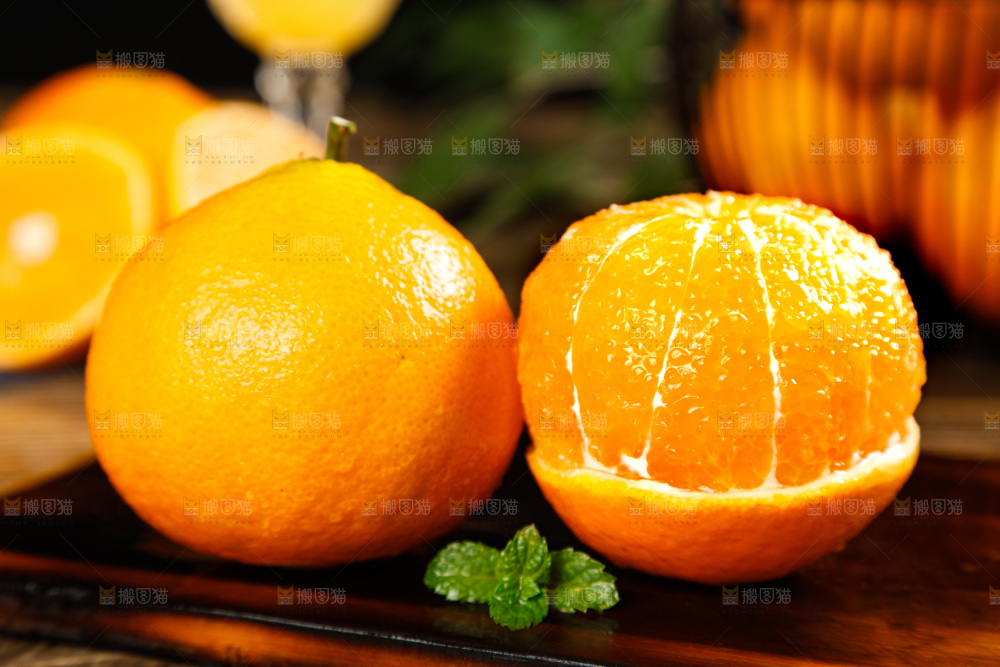 深底上放着爱媛果冻橙和果冻橙果肉
