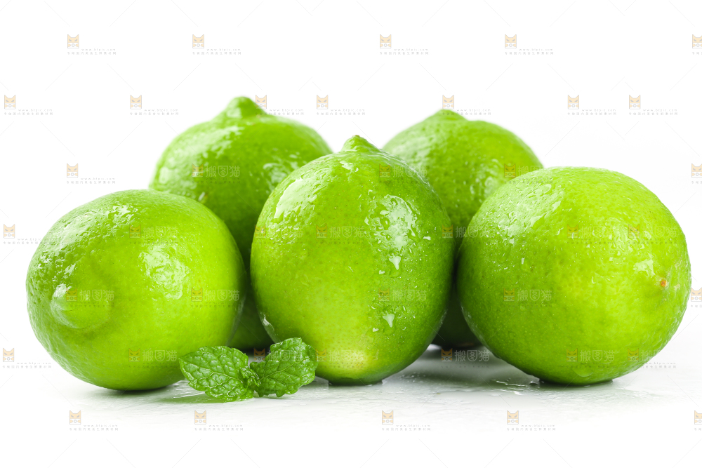 白底上放着一堆四川安岳青柠檬 