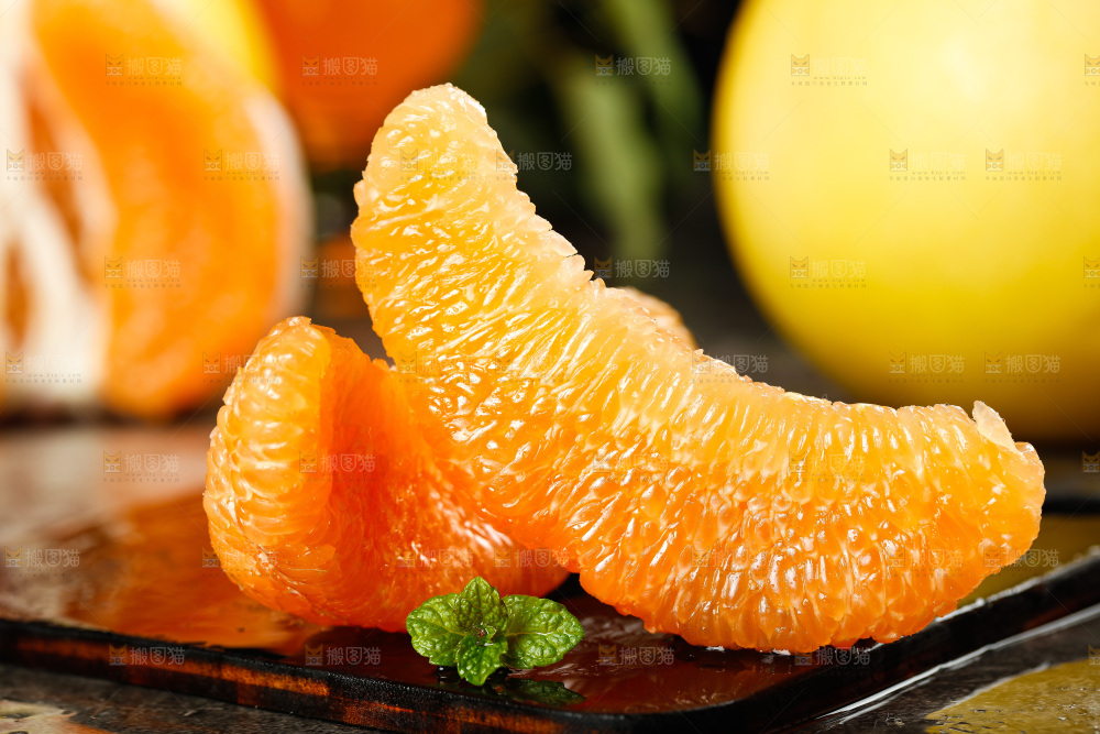 深底上的黄金蜜柚果肉