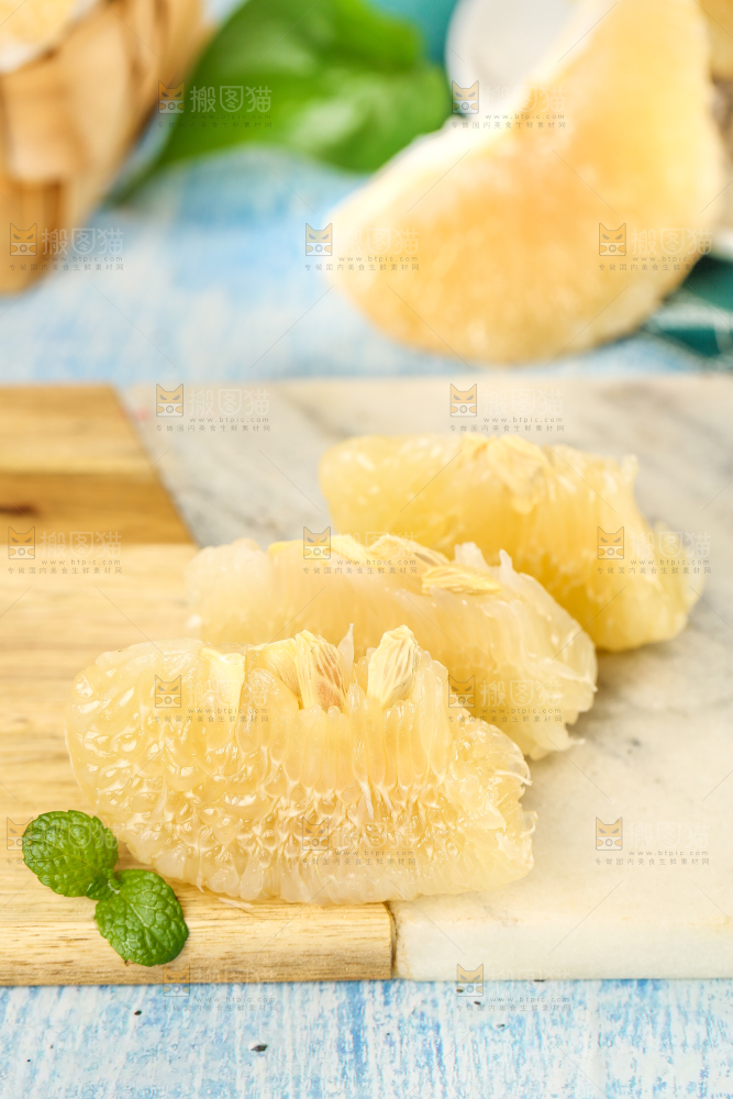 双拼板上放着白心蜜柚