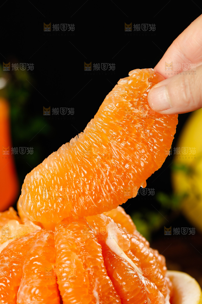 手上拿着黄金蜜柚果肉
