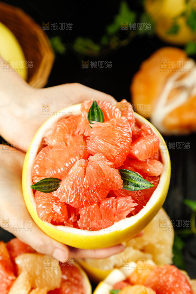 手上捧着蜜柚果肉