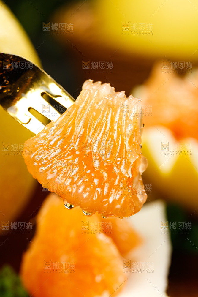 叉子上插着蜜柚果肉