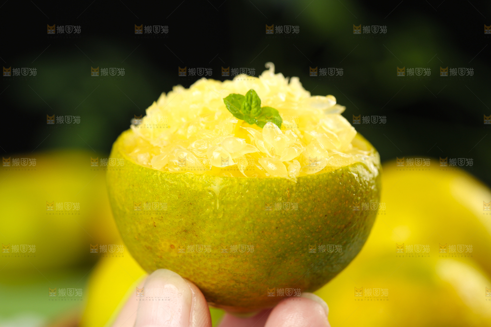 手上拿着皇帝柑
