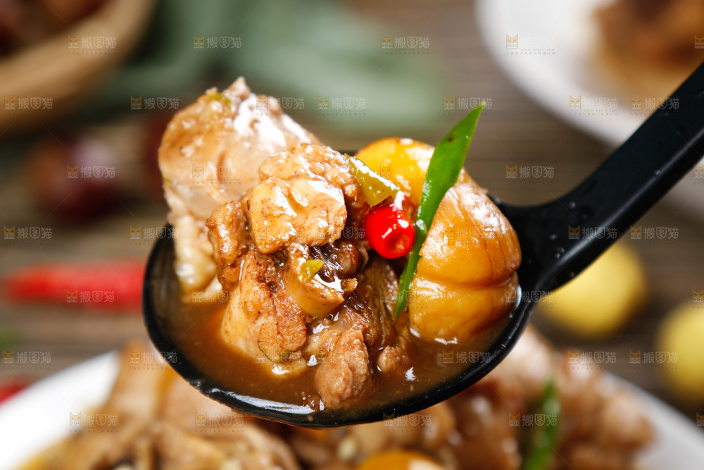 勺子上挖着板栗鸡块