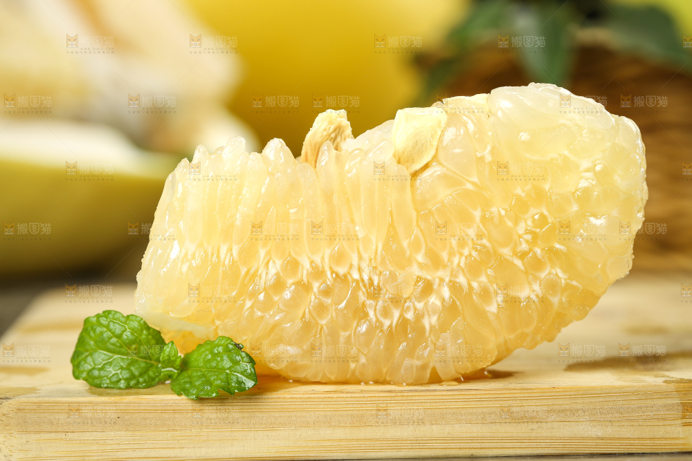木板上放着沙田柚果肉