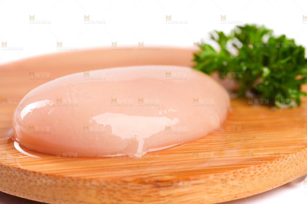 木板上放着鸡腰子