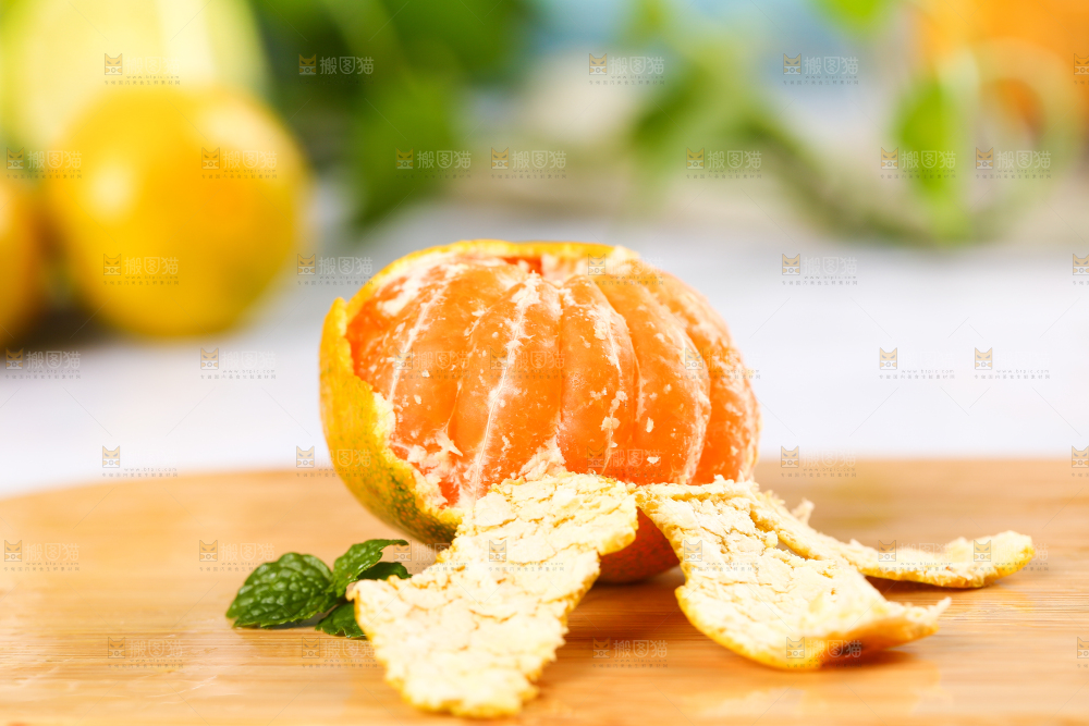 木板上放着无籽蜜桔