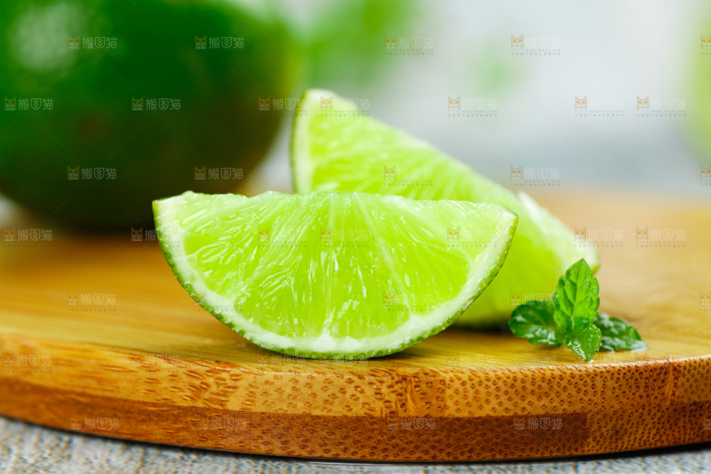 木板上的青柠檬果肉