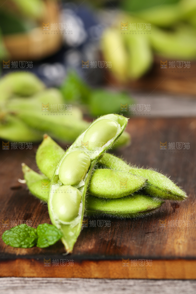 木底上放着毛豆