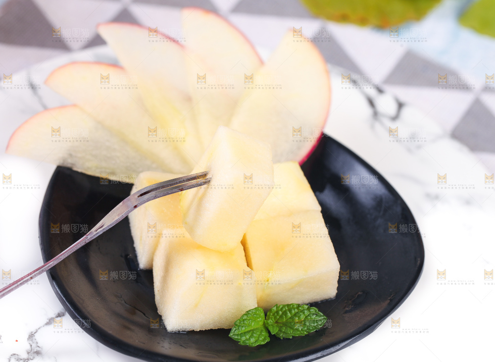 石盘上放着一盘苹果果肉