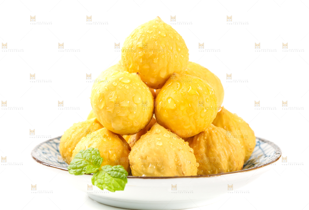 白底上放着一盘锥栗仁
