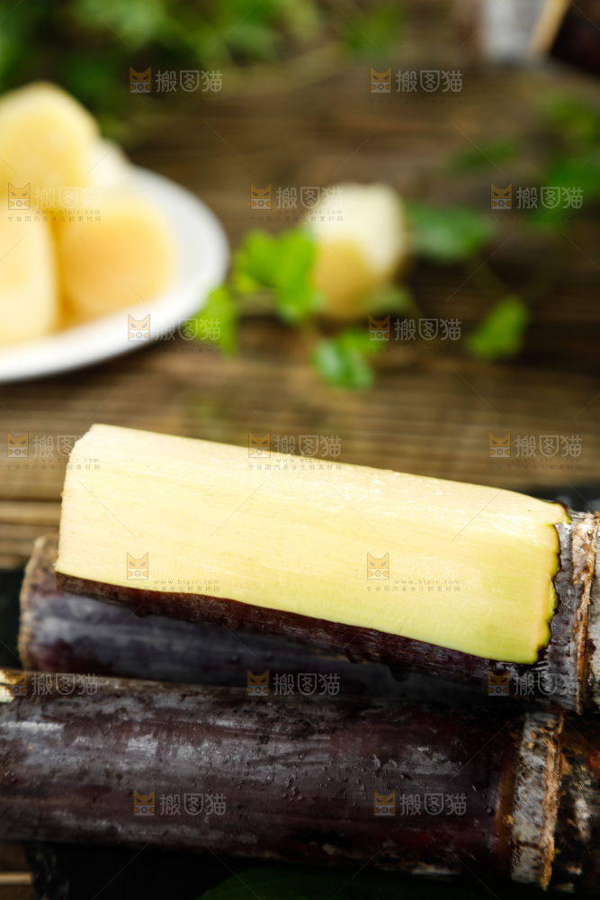深底上放着水果甘蔗