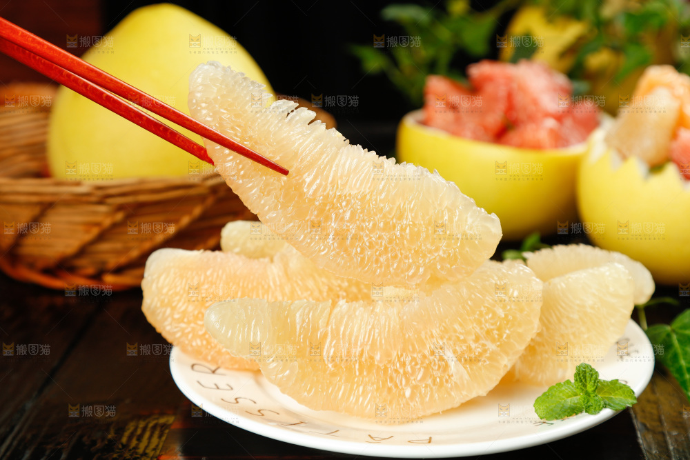 筷子上夹着白肉蜜柚果肉