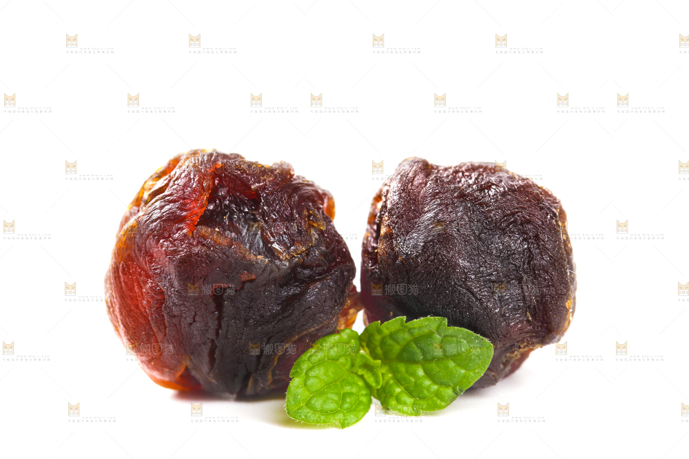 白底上放着桂圆果肉