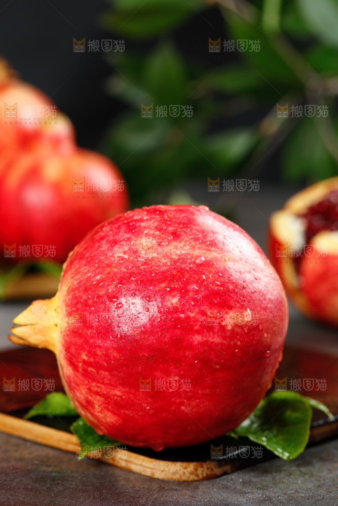 深底上放着软籽石榴