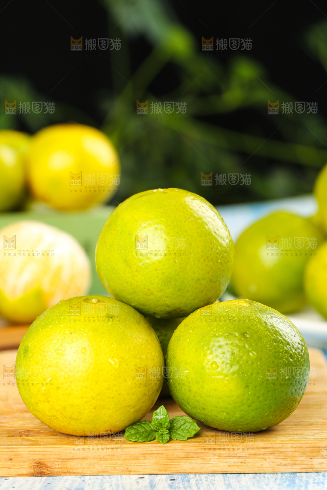 木板上一堆广西皇帝柑