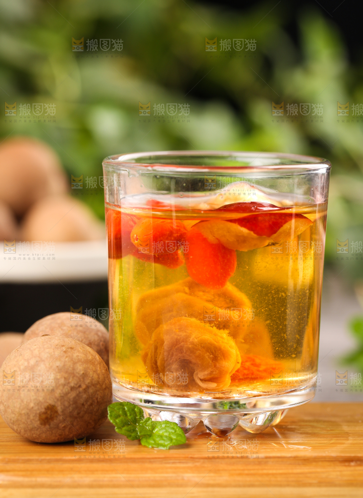木底上放着一杯桂圆枸杞茶