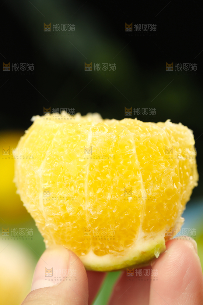 手上拿着贡柑果肉