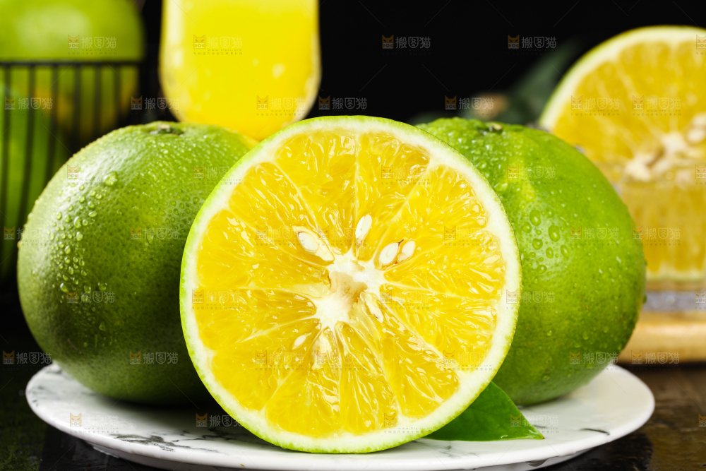 盘子里放着青葡萄柚