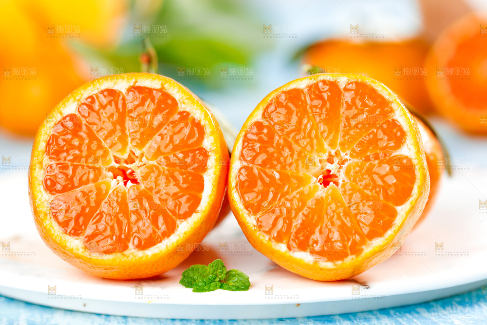 盘子里放着蜜橘