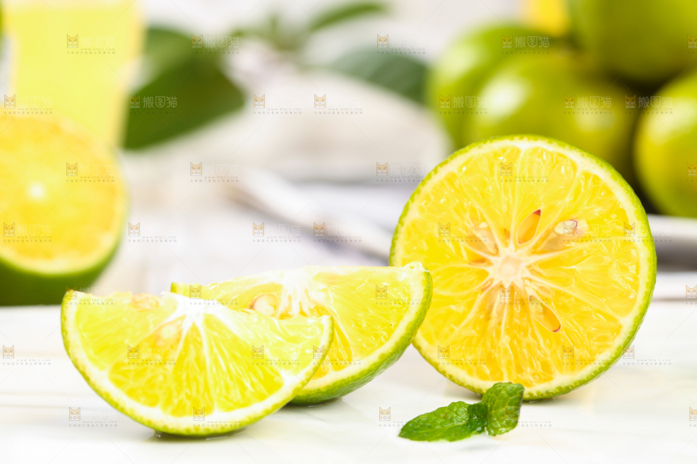 白石板上的皇帝贡柑和皇帝柑果肉