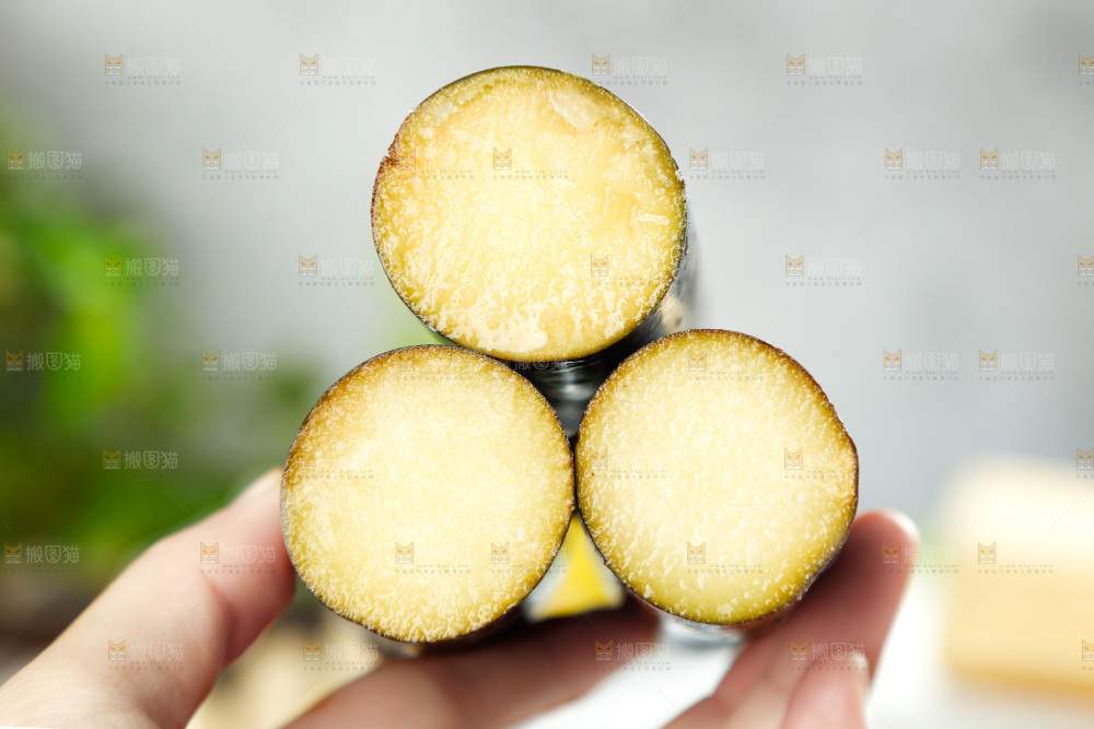 手上拿着甘蔗