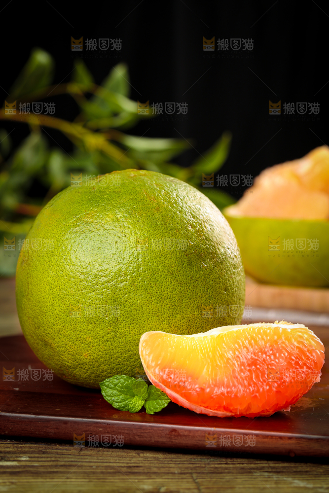 深底上放着泰国红心蜜柚