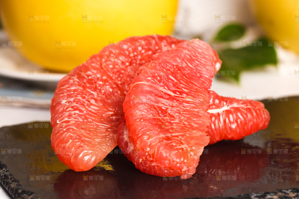黑石板上放着三红柚果肉