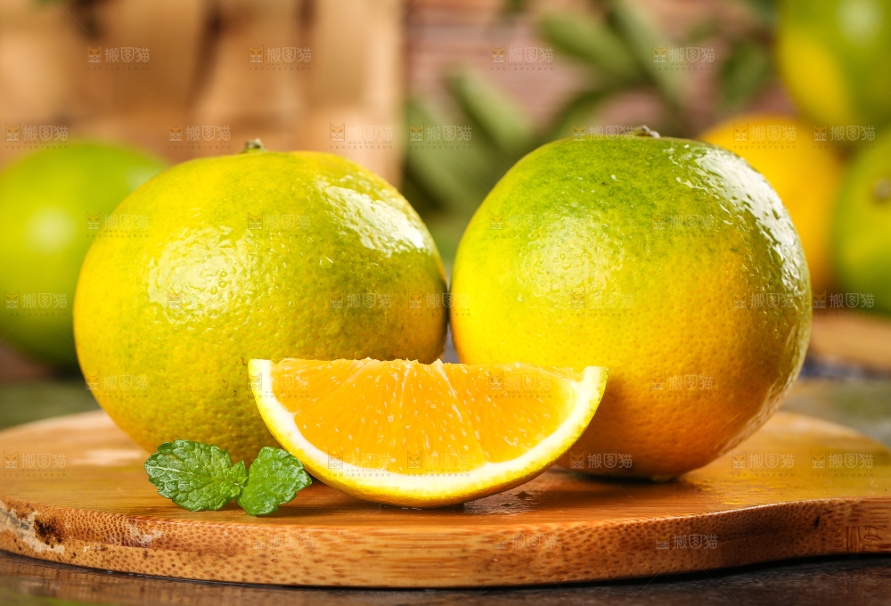 木板上的冰糖橙