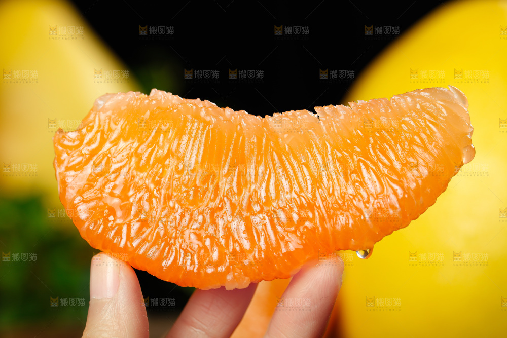 手上拿着黄金蜜柚果肉